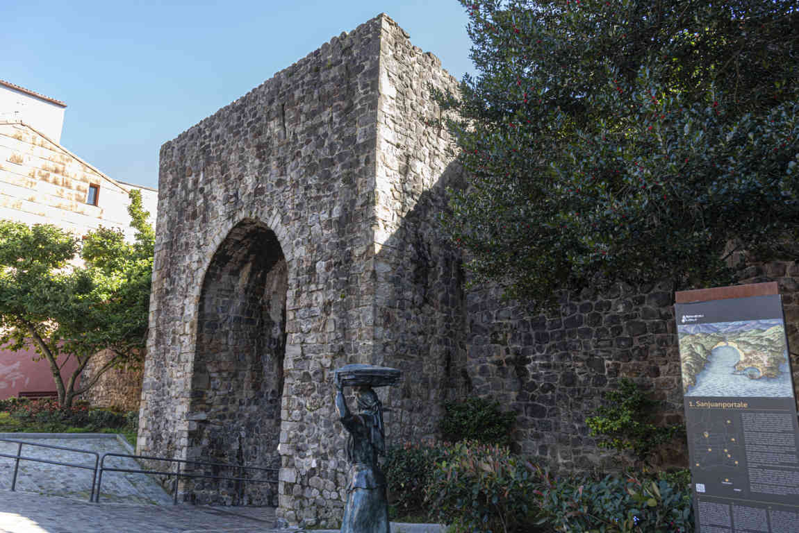 Vizcaya - Bermeo 21 - Arco o Puerta de San Juan.jpg
